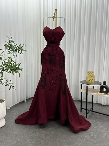 فستان سهرة عنابي سترابلس بتطريز ورد بارز