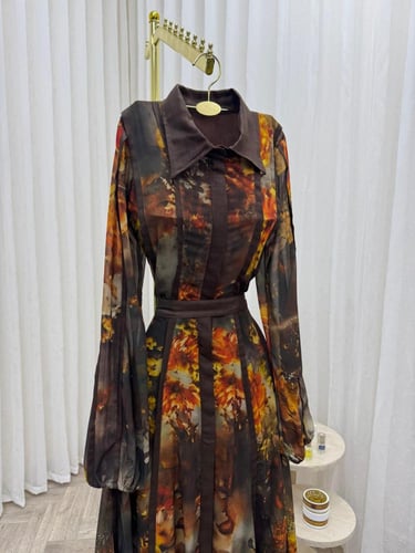 فستان سهرة شيفون بطباعة ورود وياقة كلاسيك