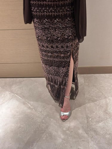 فستان سهرة تل مطرّز هالتر بشال شيفون