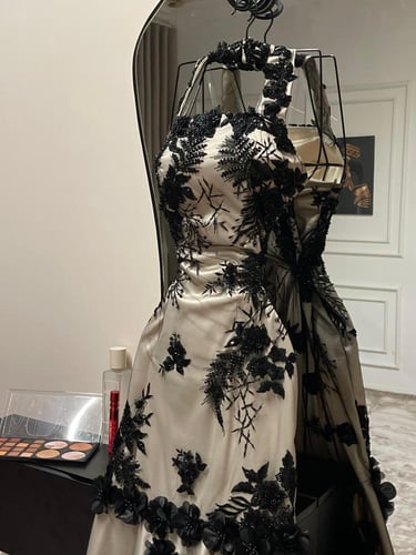 فستان سهرة دانتيل مطرز بورود ثلاثية الأبعا