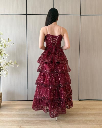 فستان سهرة خرز مرصّع بالترتر بتصميم طبقات