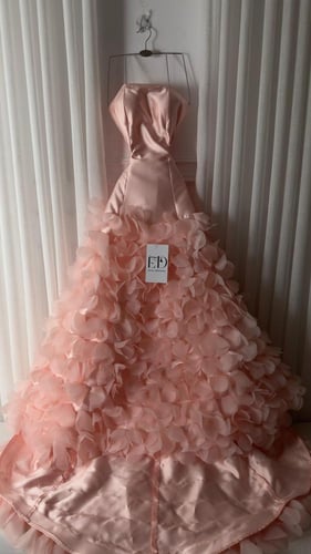 فستان سهرة ميكادو وردي بورود كثيفة