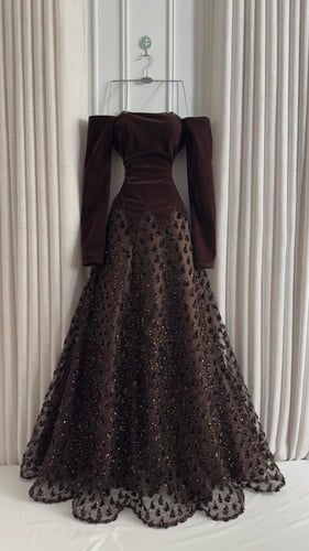 فستان سهرة جوخ أوف شولدر بكلفة لامعة