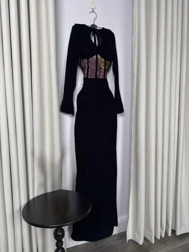 فستان سهرة مخمل كحلي بكورسيه برنت جاكار