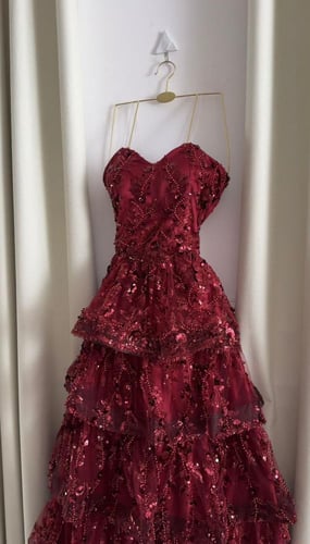 فستان سهرة خرز مرصّع بالترتر بتصميم طبقات