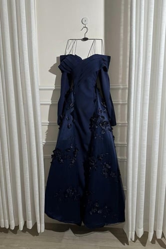 فستان سهرة ملكي بتصميم راقٍ وذيل مطرّز بالورود