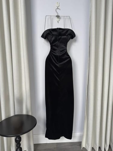 فستان سهرة مخمل أسود بفتحة دانتيل جانبية