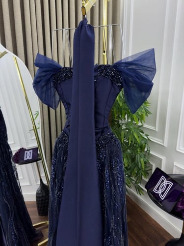 فستان كحلي بتطريز فخم