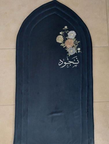 سجادة مطرزة اسم نجود