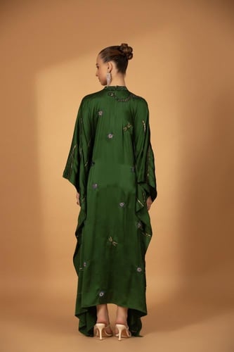 قفطان حرير ساتان أخضر مطرز يدويًا بتفاصيل فاخرة