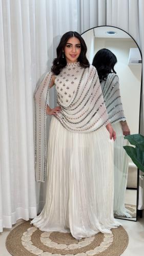 فستان سهرة أبيض ملكي مطرز بتصميم درابي فاخر