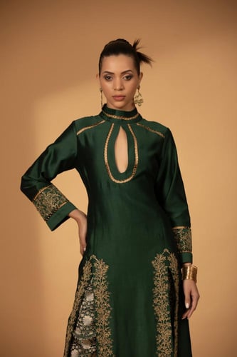 طقم قطعتين مطرّز يدويًا – حرير أخضر زمردي مع ديباج...