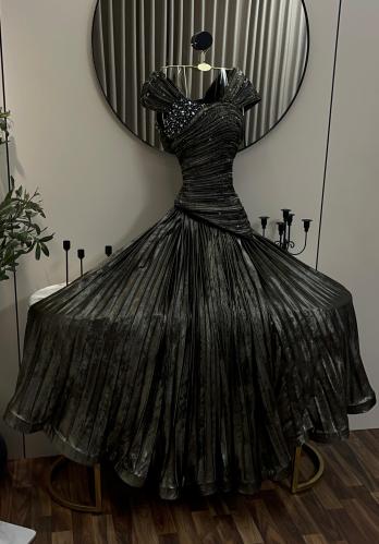 فستان سهرة ميتاليك زيتي بتصميم بليسيه فاخر.