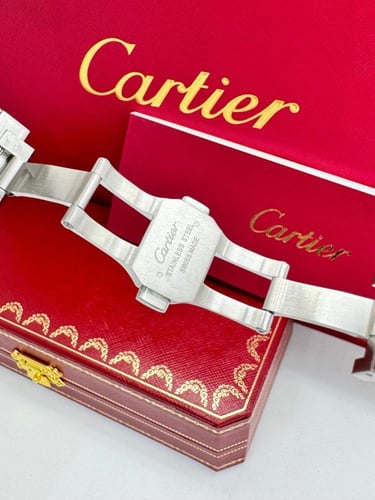 ساعة-سانتوس دو كارتييه هيكلية مرئية