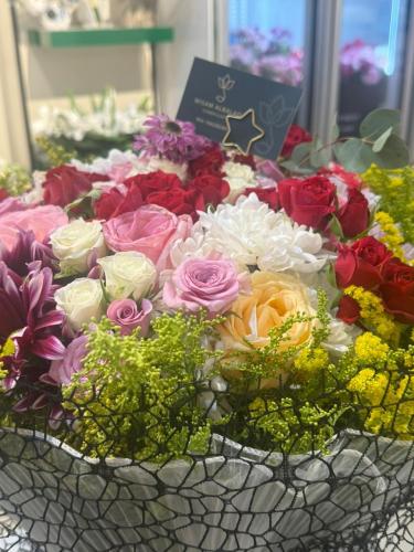 باقة ورد طبيعي جوري وكريز مع تغليف شبكي اسود (تباي...