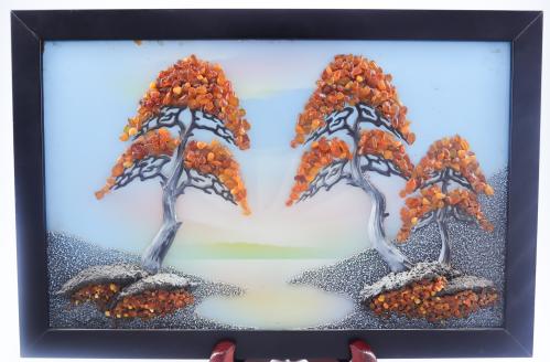 لوحه فنان مشغوله بحبات الكهرمان (Amber)