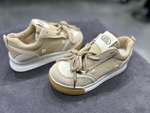 حذاء متوفر بثلاث الوان اسود - ابيض -بيج