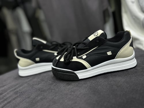 حذاء متوفر بثلاث الوان اسود - ابيض -بيج