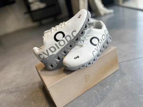 حذاء ON ابيض رجالي