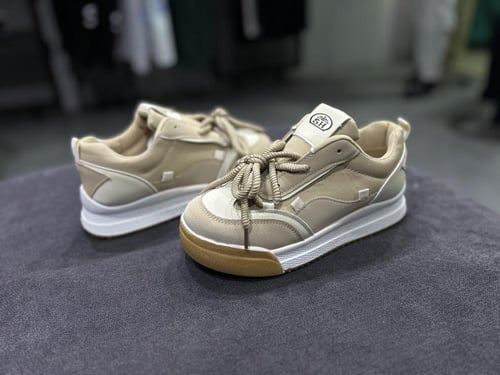 حذاء متوفر بثلاث الوان اسود - ابيض -بيج