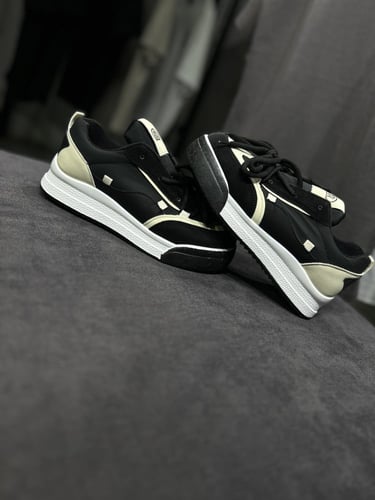 حذاء متوفر بثلاث الوان اسود - ابيض -بيج