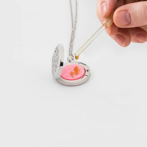 قلادة دهن العود دائرية لون فضي من ستانلس ستيل