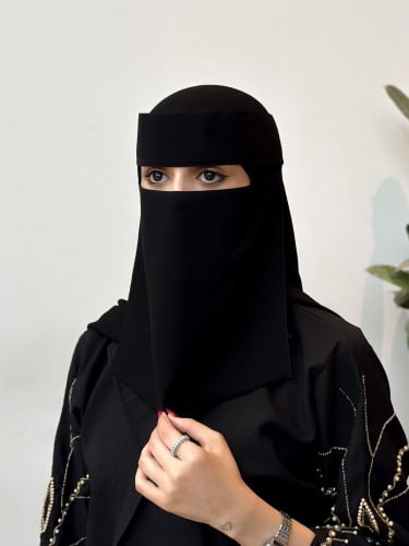 نقاب وسط ربطة عريضة