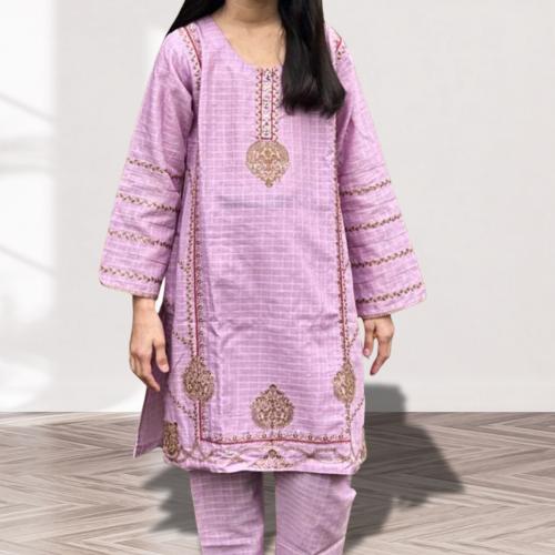 طقم من القميص والبنطال المطرز