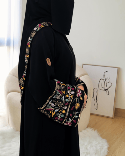 عباية مع تطريز زخرفي