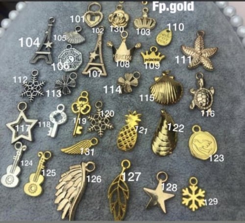 بروش مطلي ذهب بالاسم مع اختيار فصين تغيير