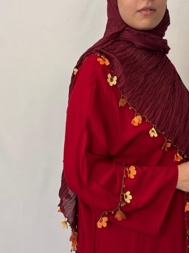 عباية باللون الأحمر