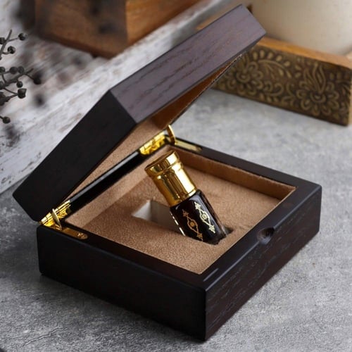 ربع تولة دهن عود كمبودي برائحة أنيقة وفاخرة، تعكس...