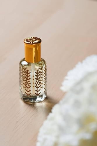 تولة خمرية عطر فرنسي مزيجه الفريد من الزهور النادر...