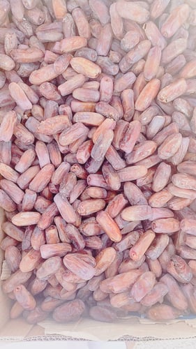 تمر برني فاخر بطعمه الفريد والمميز 400 جرام .