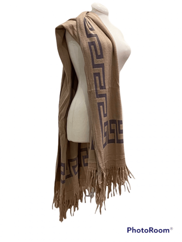 وشاح فندي ، دافئ كبير.