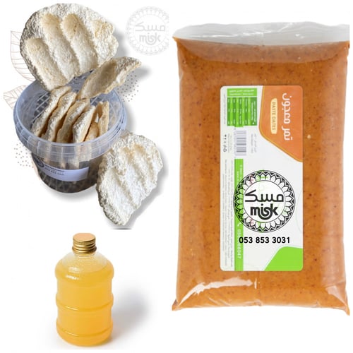 التمر، الإقط، والسمن المدخن مكونات جاهزة للشعثة.