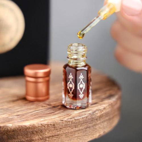 ربع تولة دهن عود كمبودي برائحة أنيقة وفاخرة، تعكس...