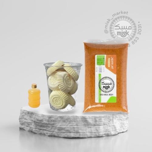 التمر، الإقط، والسمن المدخن مكونات جاهزة للشعثة.