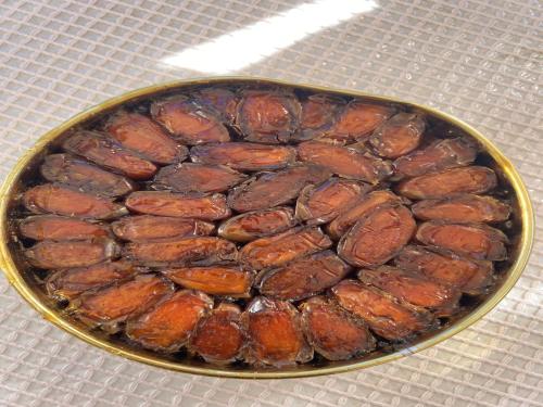 تنك 2 كيلو تمر صفري بيشة صافي حجم حبة التمر كبيرة...