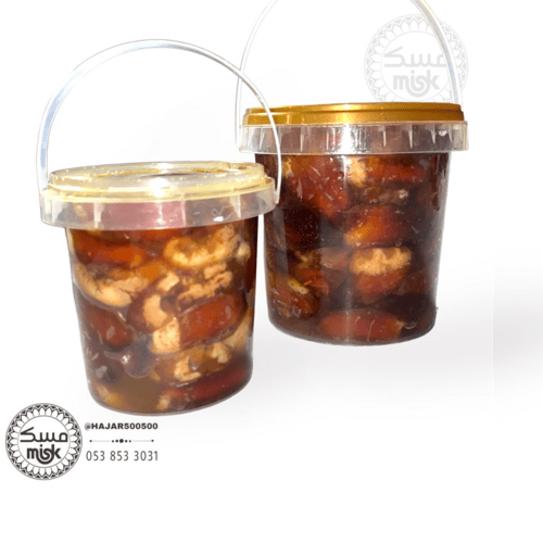 تمر صقعي له مزيج من اللونين الأحمر والأصفر قوامه إ...