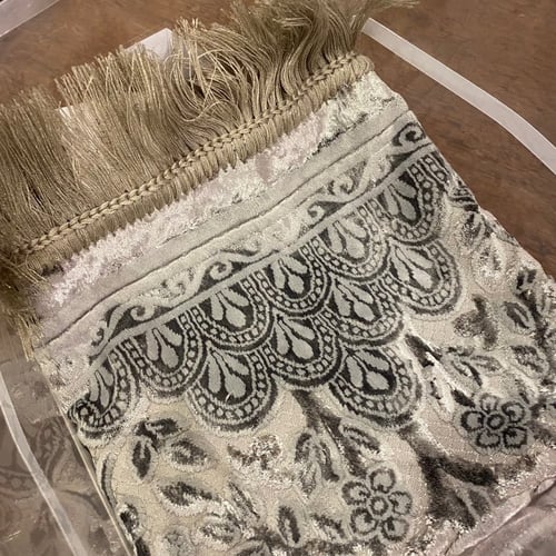 هدية رجالي بلون رمادي فاتح.