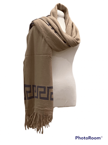 وشاح فندي ، دافئ كبير.