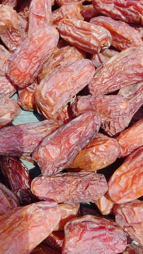 تنكة دائرية 2 كيلو تمر صفري بيشة صافي حبة وسط