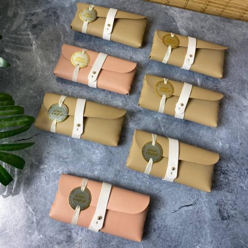 توزيعات العيد محافظ جلد