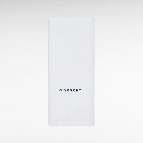 2 أشمغة / جيفنشي ابيض 2025 + جيفنشي كلاسيك 2025