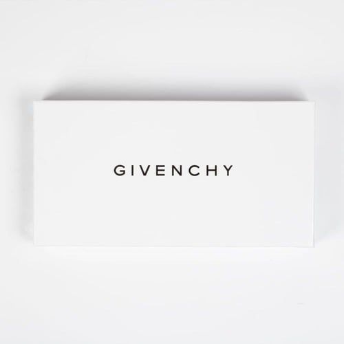 عرض حصري بكج شماغين جيفنشي بسعر شماغ واحد