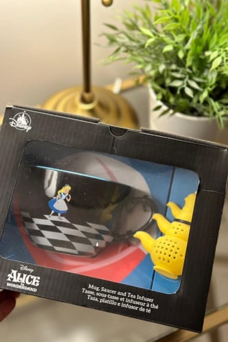 كوب وصحن اليس في بلاد العجائب