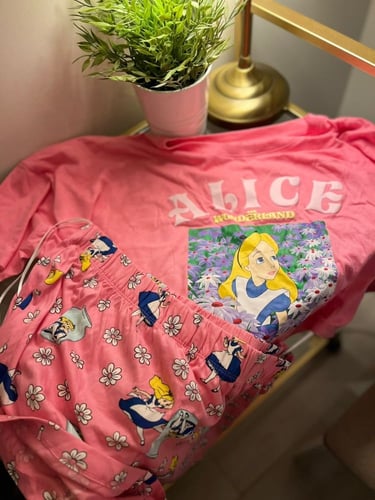 بجامة شورت اليس في بلاد العجائب