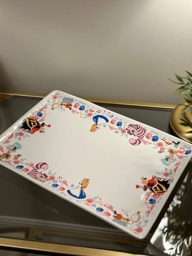 صحن تقديم اليس في بلاد العجائب