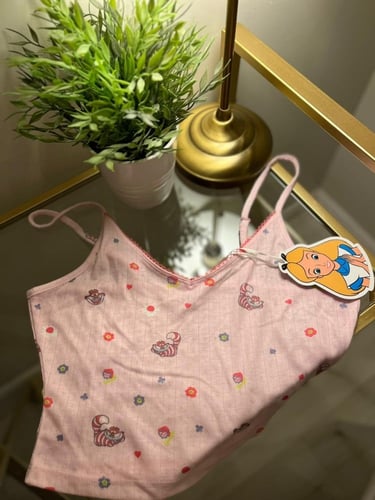 بجامة اليس في بلاد عجائب S